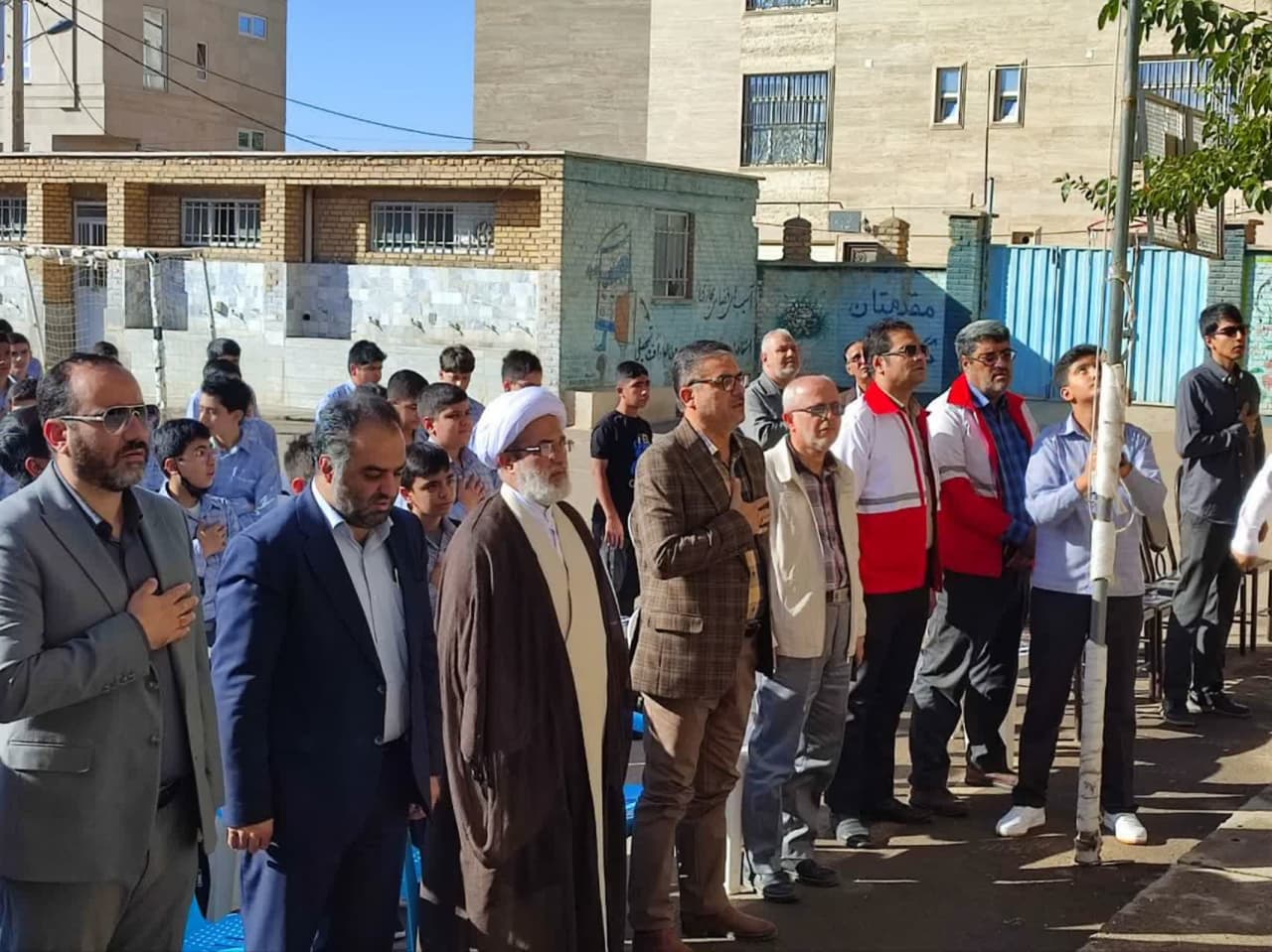 زنگ مهر و ایثار صبح امروز با حضور جمعی از مسئولان شهرستان در دبیرستان پسرانه رازی نواخته شد.